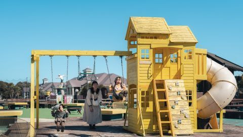 フットゴルフを楽しむ家族