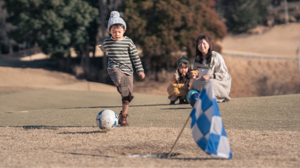 家族でフットゴルフを楽しむ様子