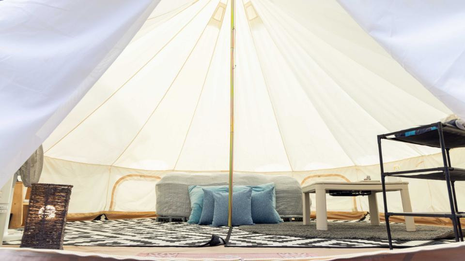 キャンプテント室内